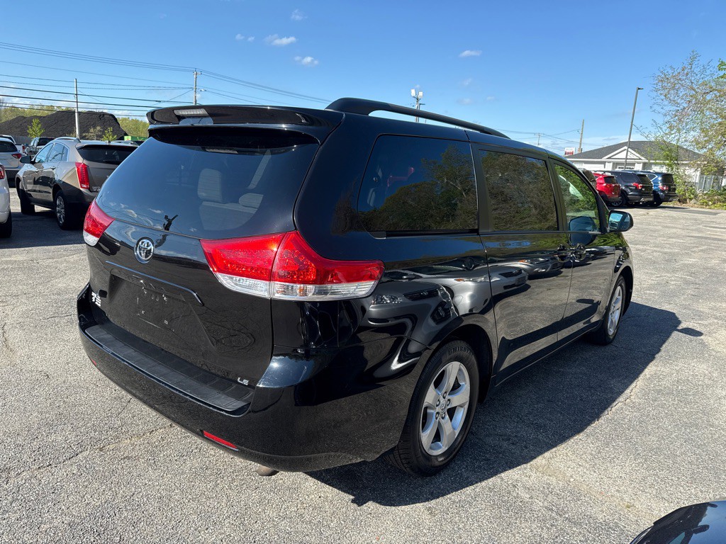 2014 Toyota Sienna Image 3