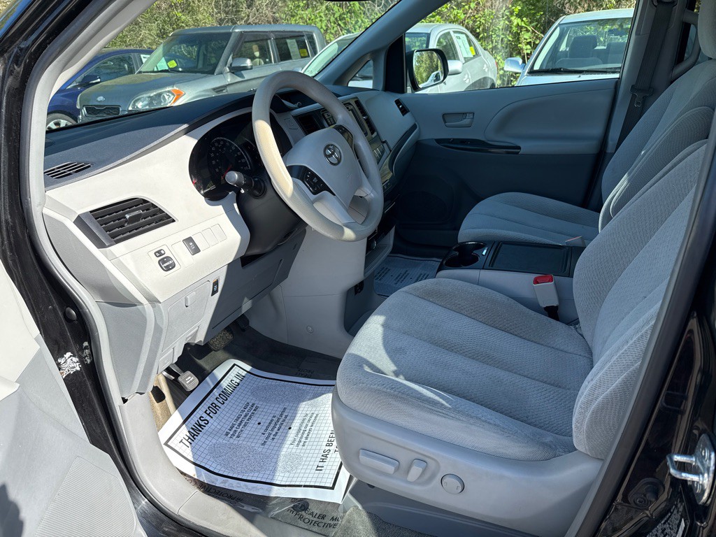 2014 Toyota Sienna Image 5