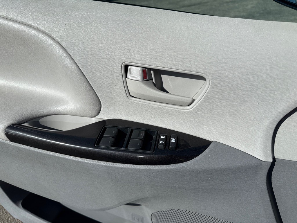 2014 Toyota Sienna Image 6