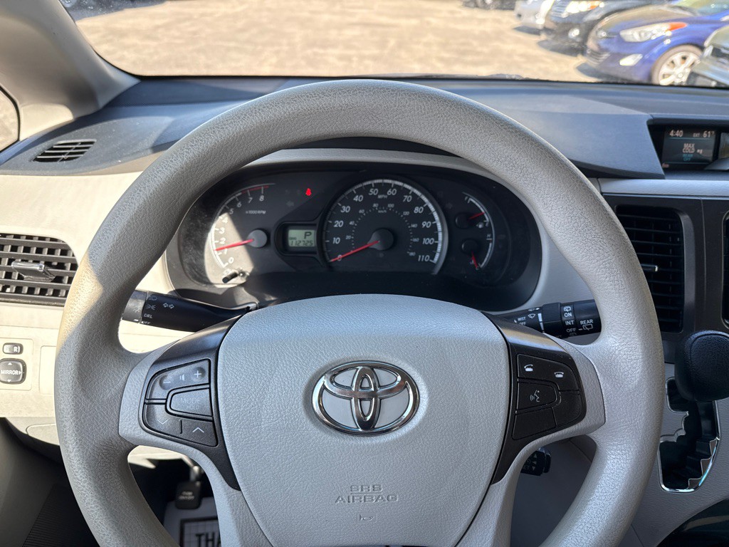 2014 Toyota Sienna Image 9