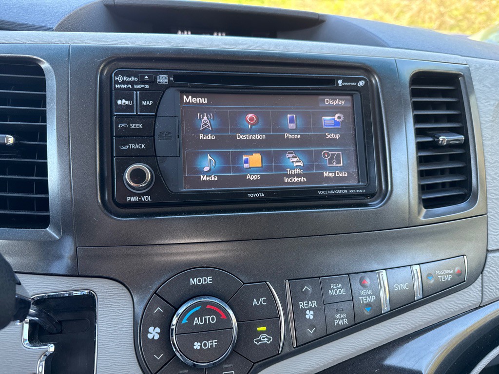 2014 Toyota Sienna Image 15
