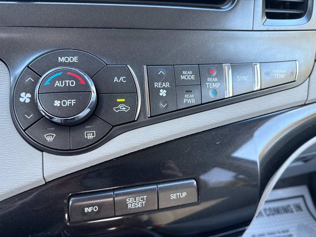 2014 Toyota Sienna Image 16