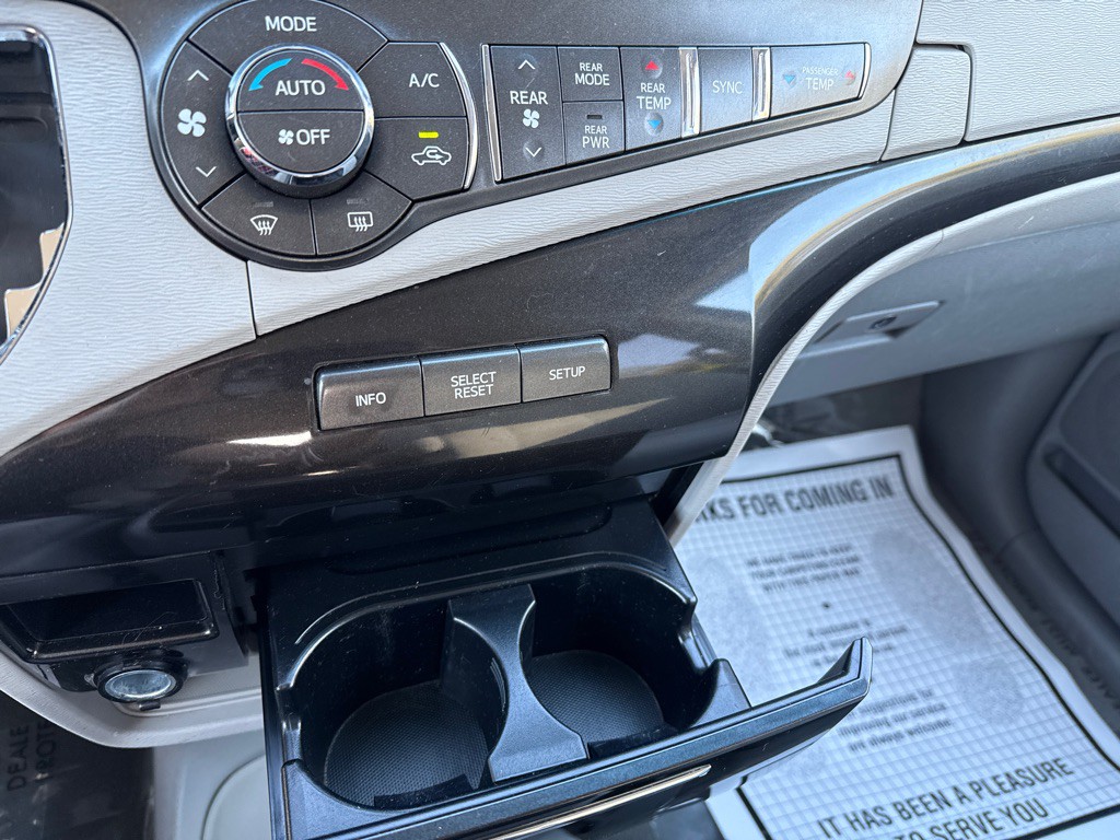 2014 Toyota Sienna Image 18