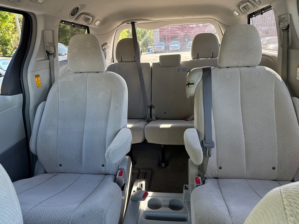2014 Toyota Sienna Image 24