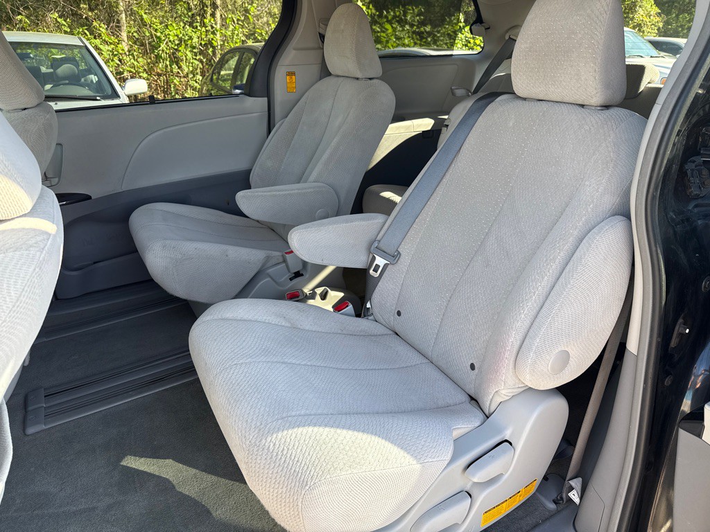 2014 Toyota Sienna Image 25