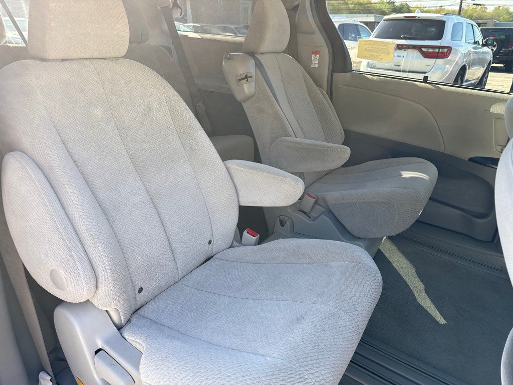 2014 Toyota Sienna Image 31