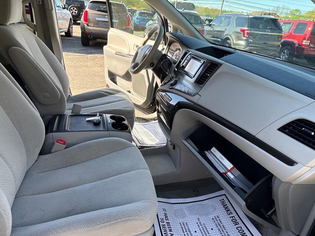 2014 Toyota Sienna Image 36