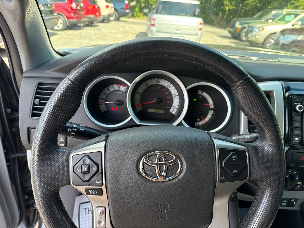 2015 Toyota Tacoma Image 11