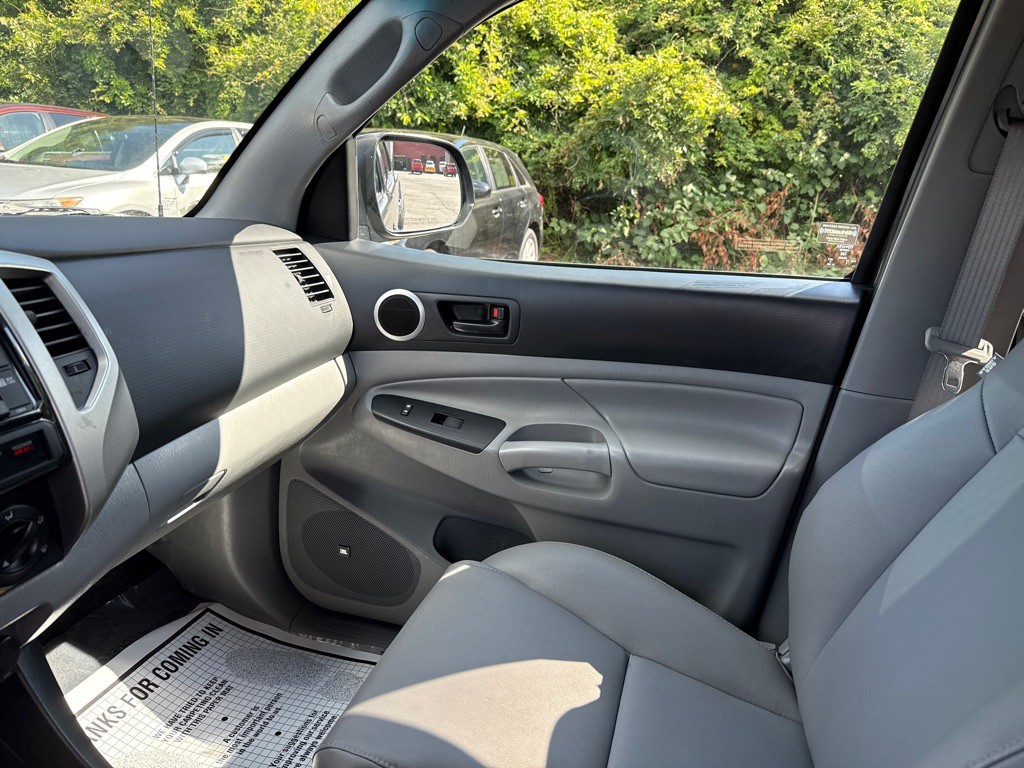 2015 Toyota Tacoma Image 21
