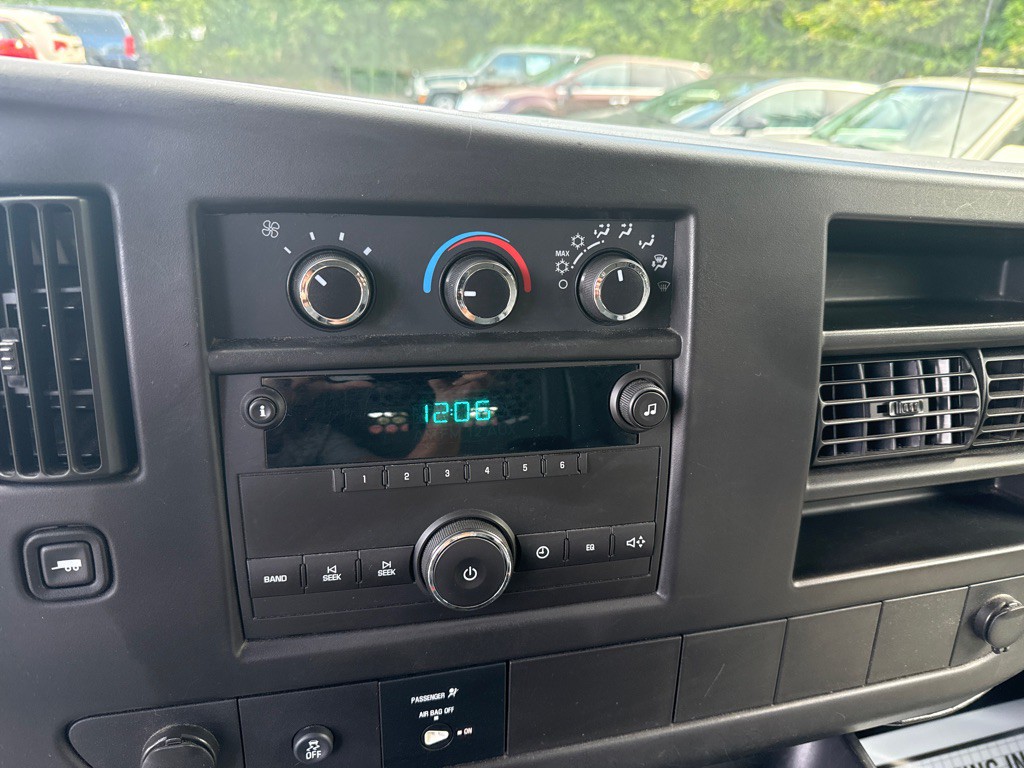 2014 Chevrolet Express Image 19