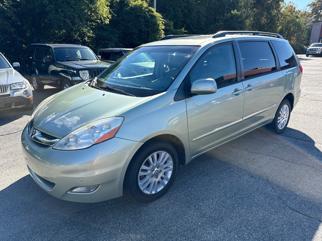 2009 Toyota Sienna Image 1