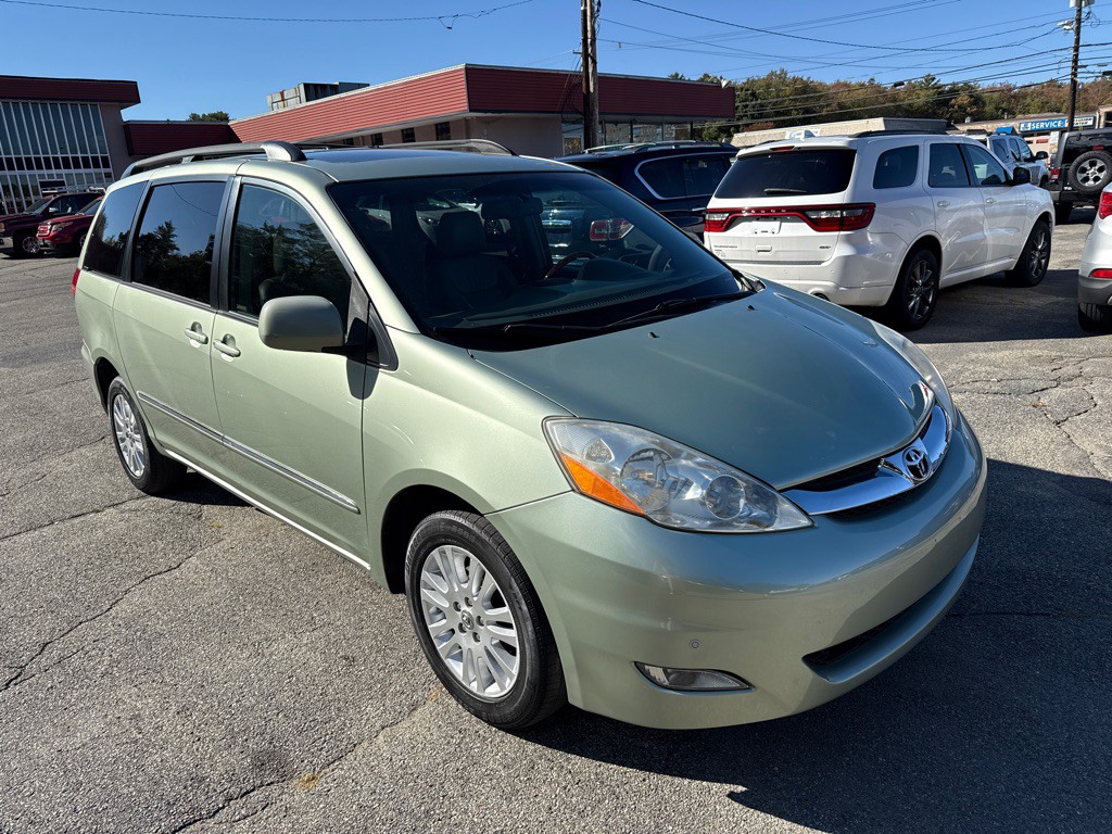 2009 Toyota Sienna Image 2