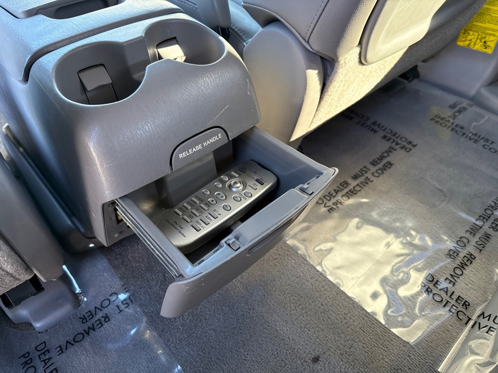 2009 Toyota Sienna Image 26
