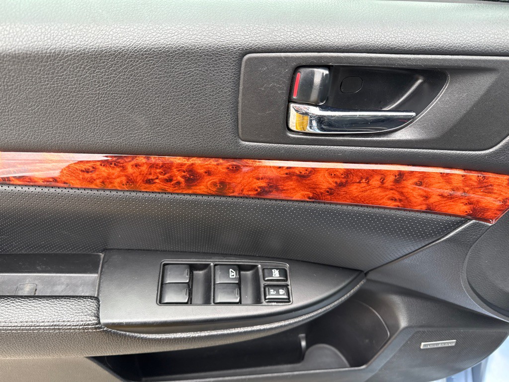 2011 Subaru Legacy Image 8