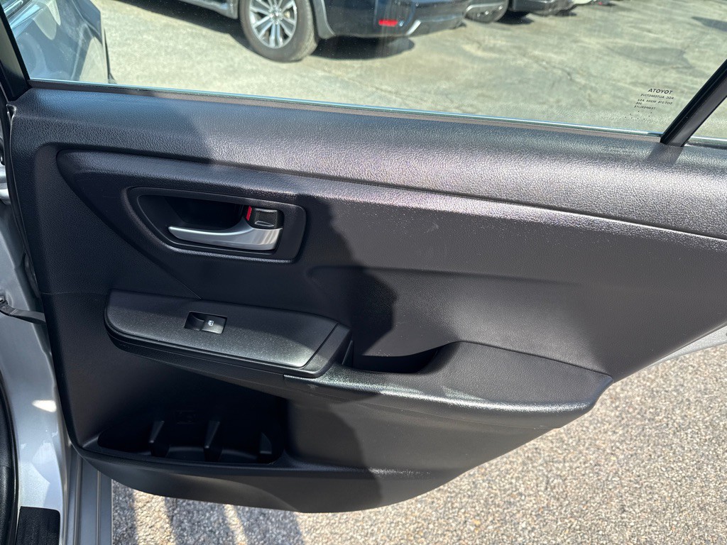 2016 Toyota Camry Image 23