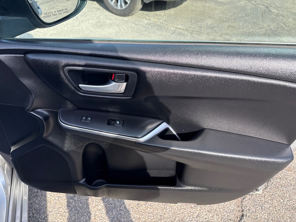 2016 Toyota Camry Image 25