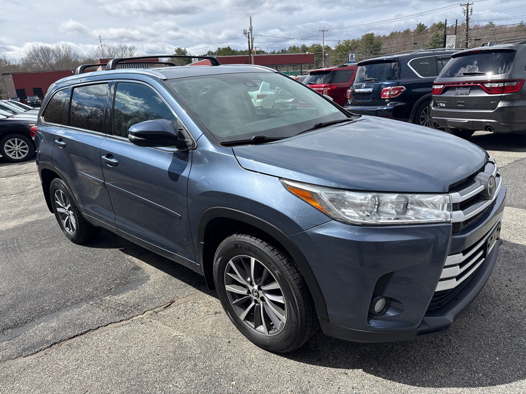 2017 Toyota Highlander Image 2