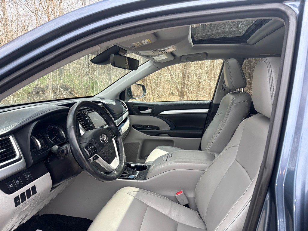 2017 Toyota Highlander Image 6