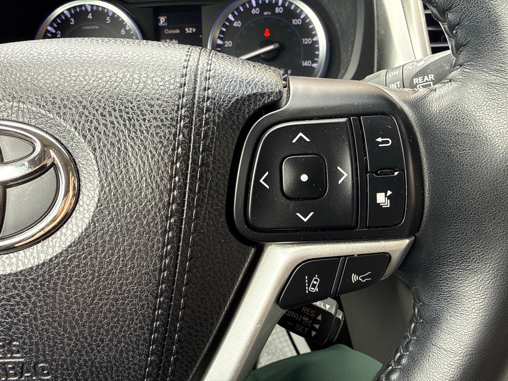 2017 Toyota Highlander Image 12