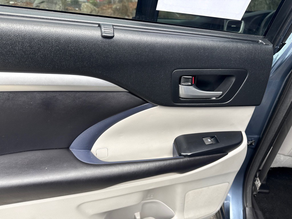 2017 Toyota Highlander Image 25