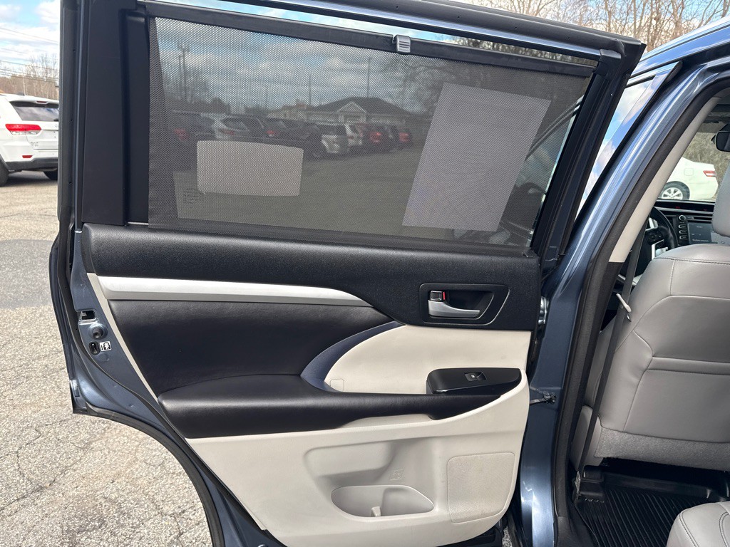 2017 Toyota Highlander Image 24