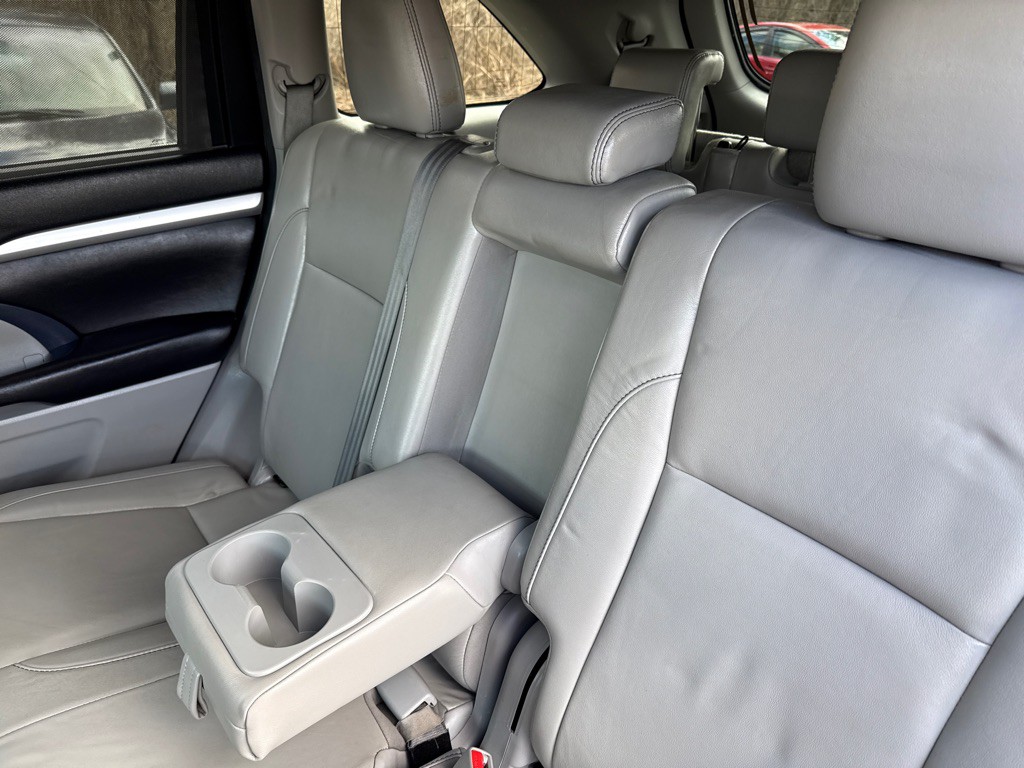 2017 Toyota Highlander Image 26