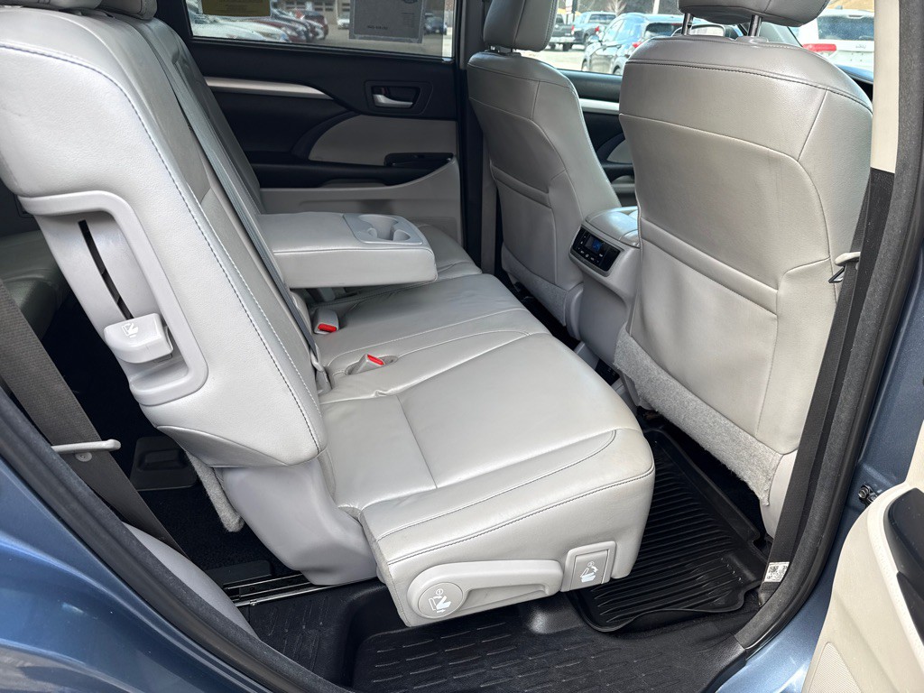 2017 Toyota Highlander Image 32