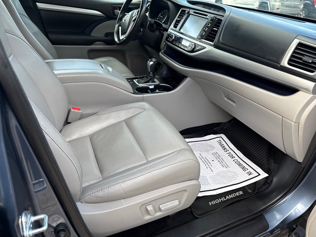 2017 Toyota Highlander Image 34