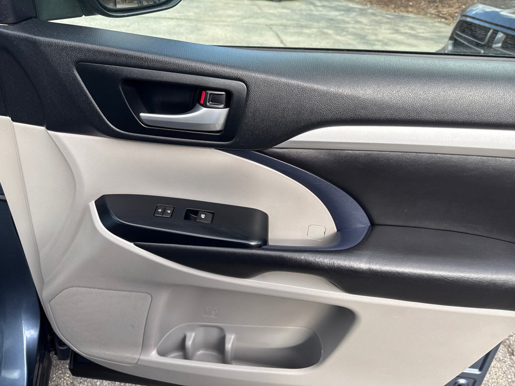 2017 Toyota Highlander Image 35