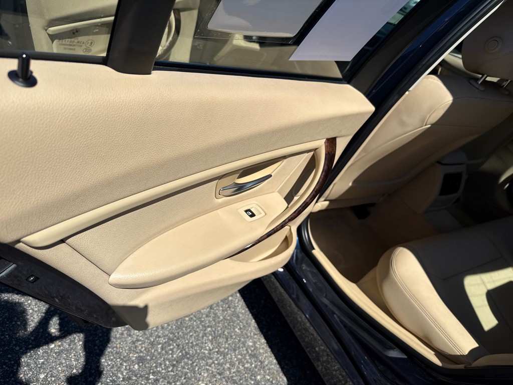 2014 BMW 3 Series Image 19