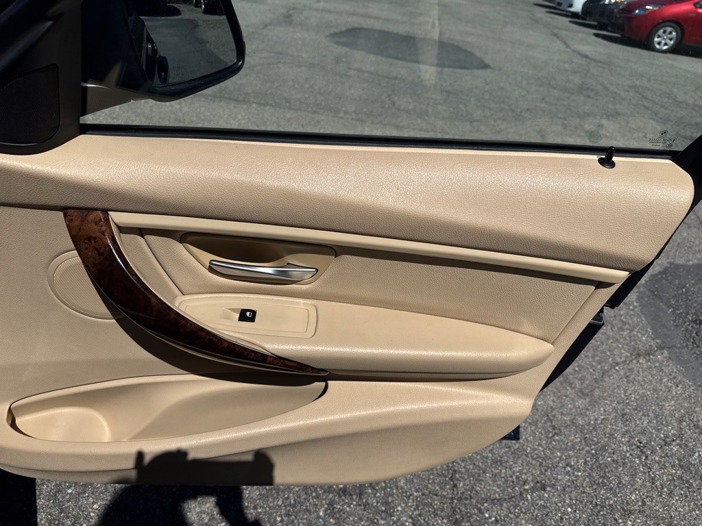 2014 BMW 3 Series Image 24