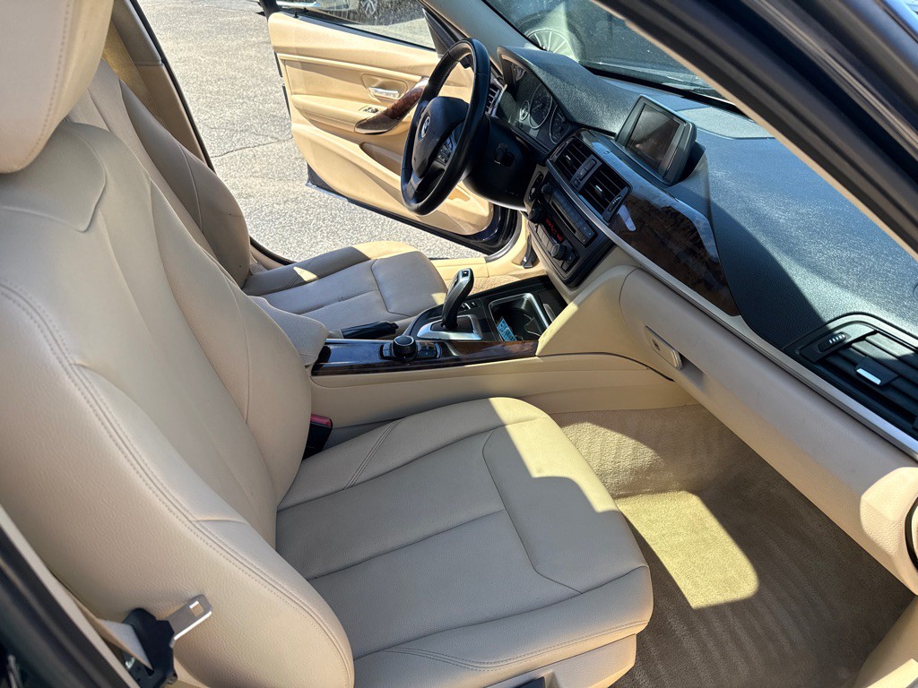 2014 BMW 3 Series Image 27