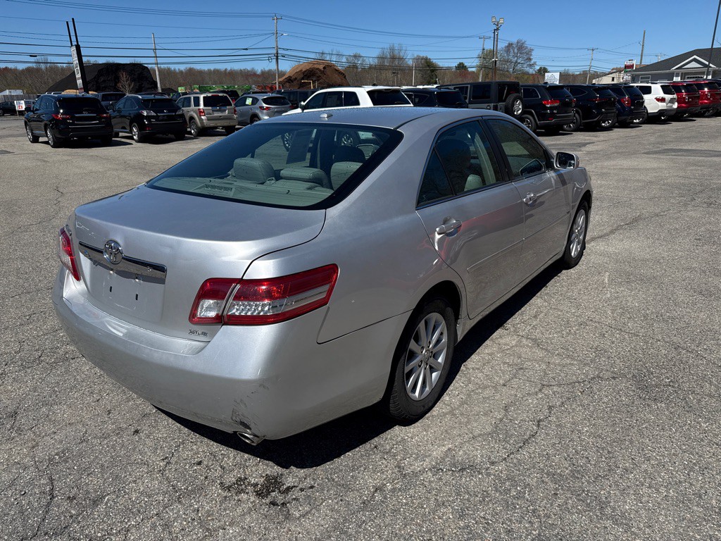 2011 Toyota Camry Image 2