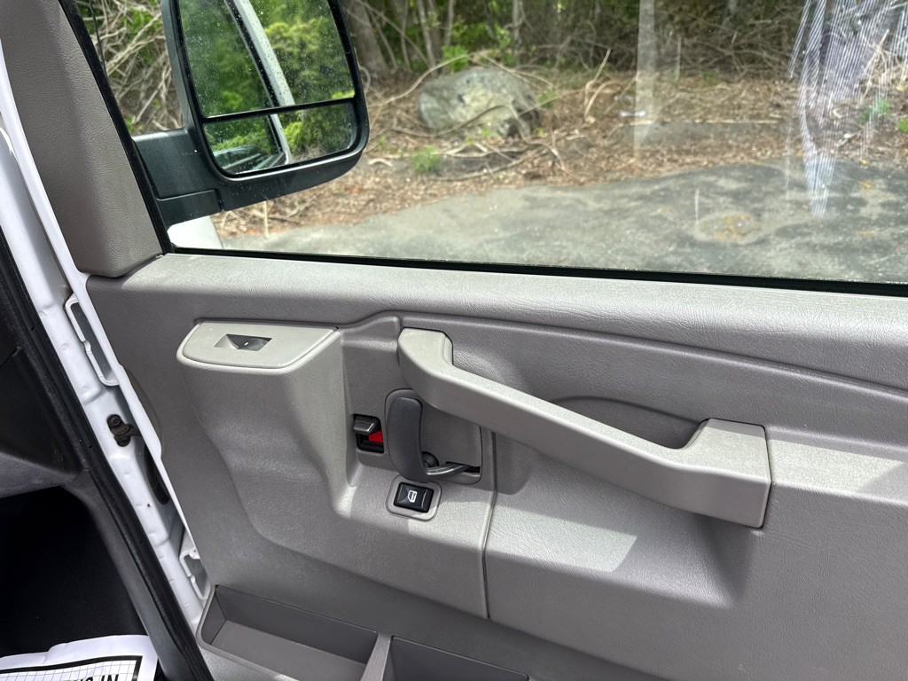 2021 Chevrolet Express Image 24