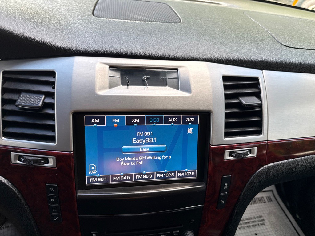 2014 Cadillac Escalade Image 17