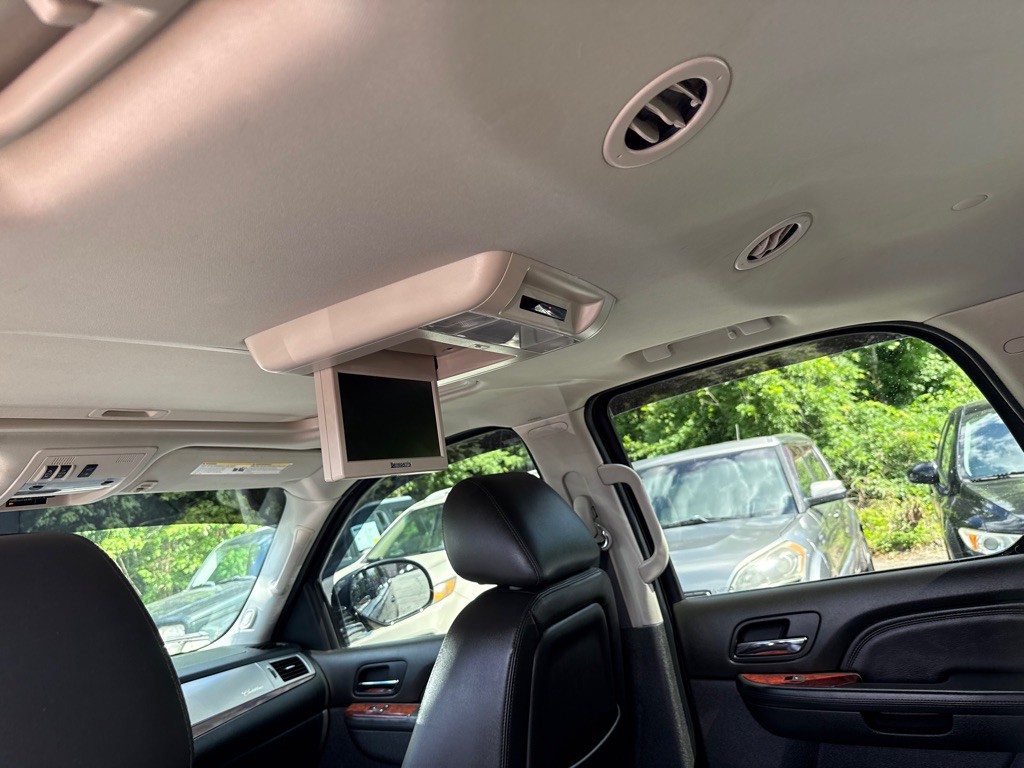 2014 Cadillac Escalade Image 28