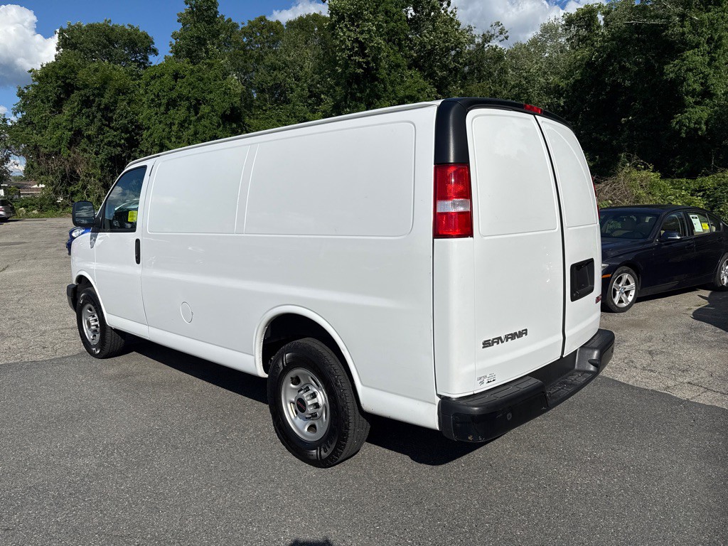 2023 GMC Savana Image 4