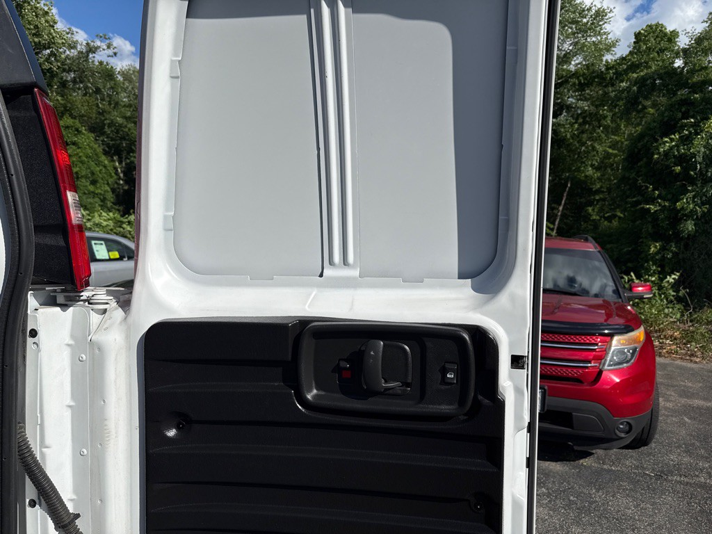 2023 GMC Savana Image 18