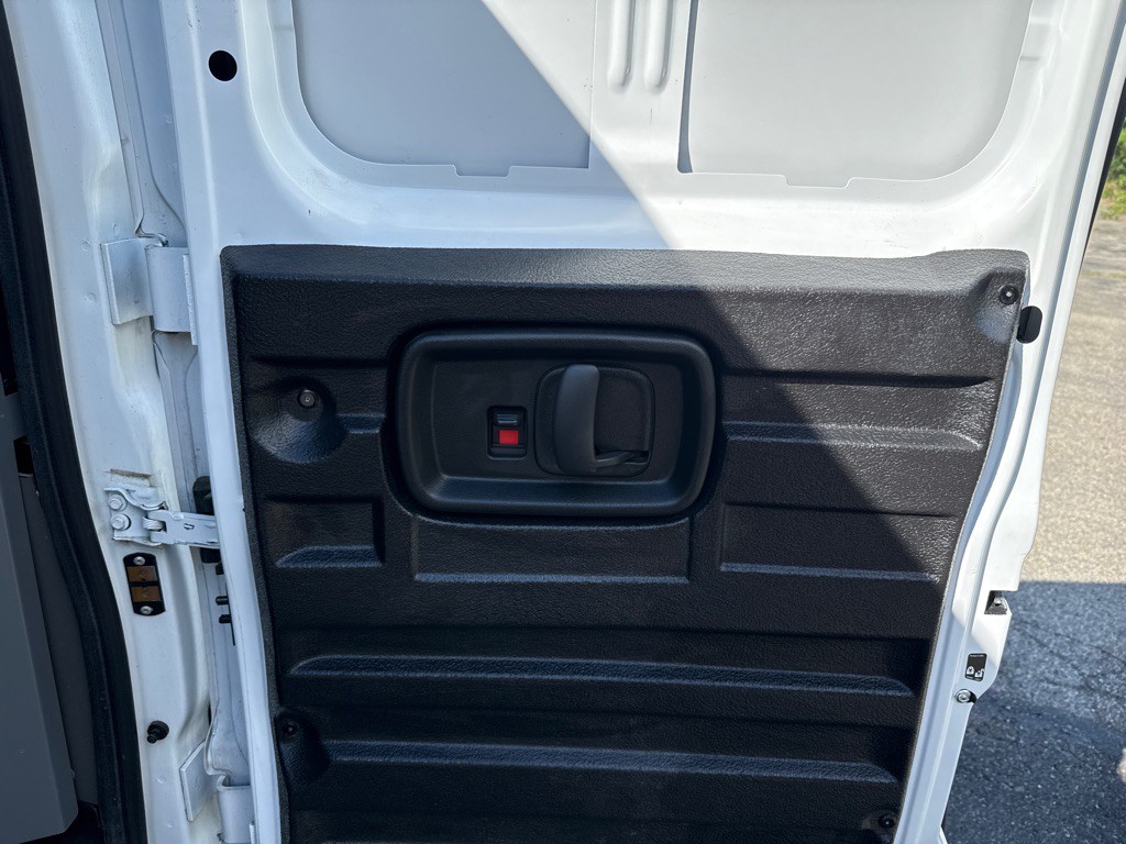 2023 GMC Savana Image 23