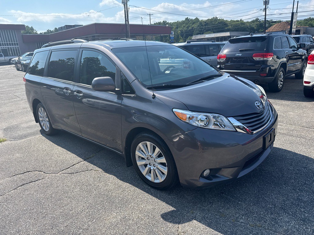2014 Toyota Sienna Image 2
