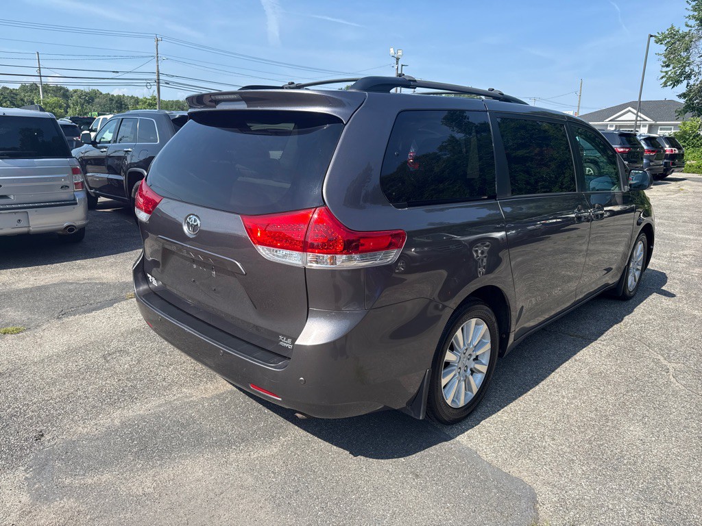 2014 Toyota Sienna Image 3