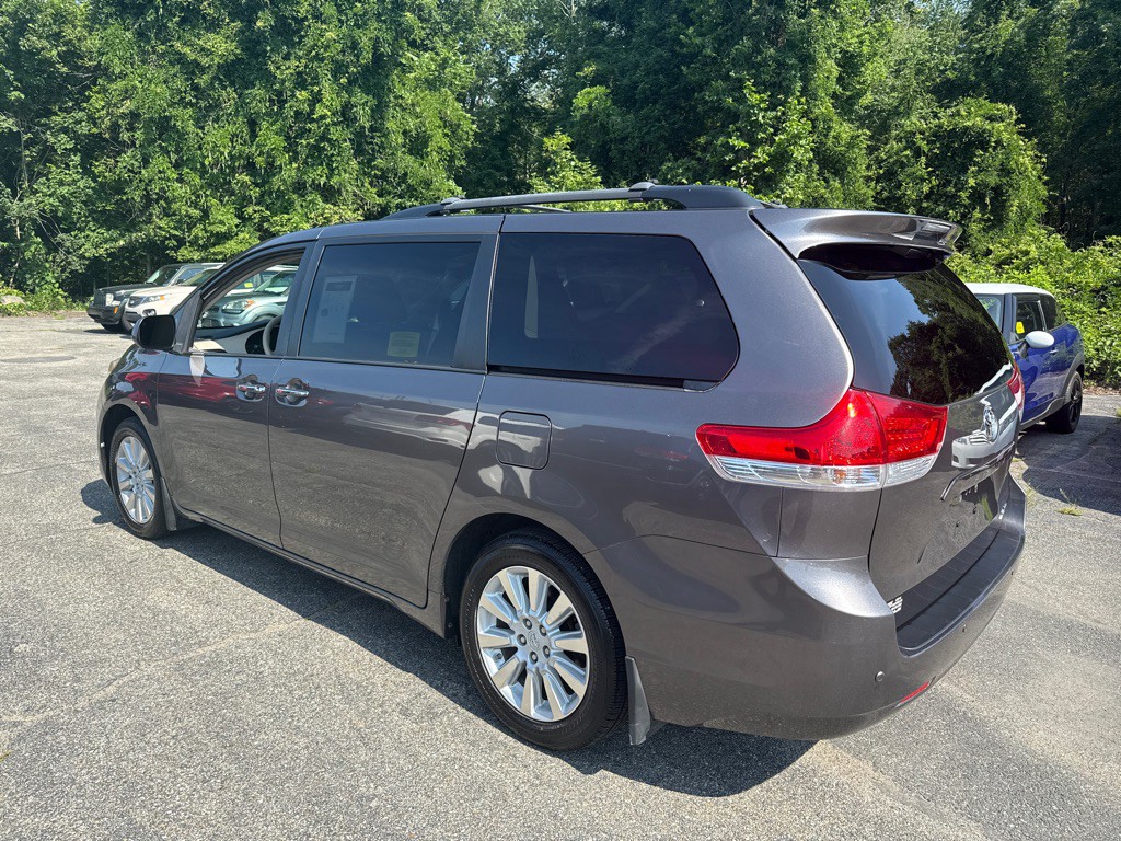 2014 Toyota Sienna Image 5