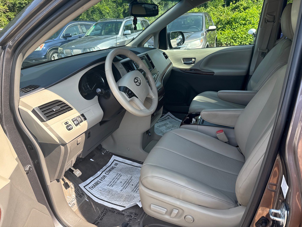 2014 Toyota Sienna Image 6