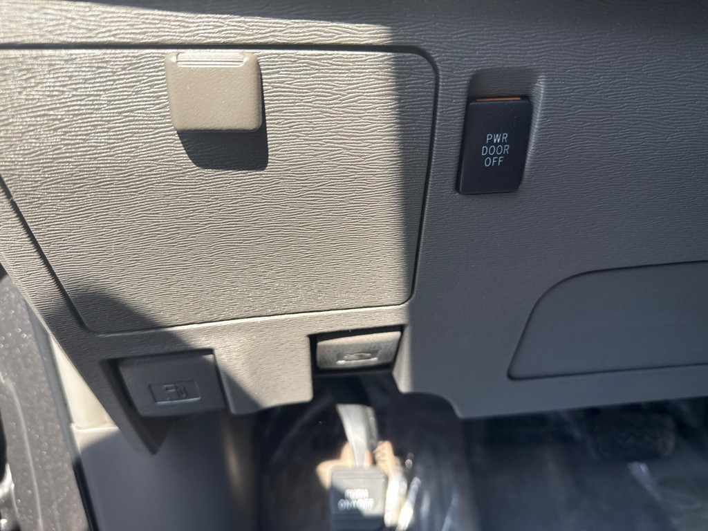 2014 Toyota Sienna Image 9