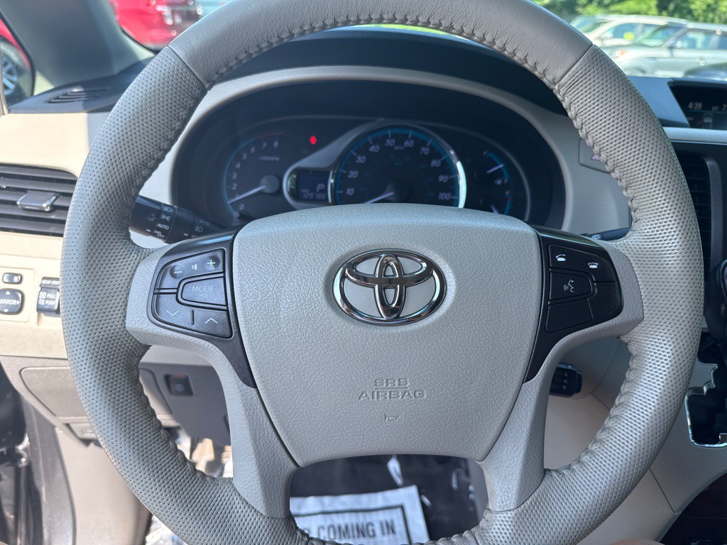 2014 Toyota Sienna Image 11