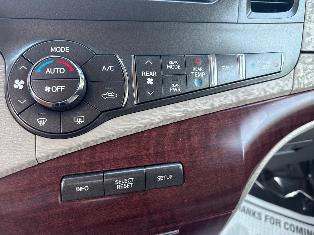 2014 Toyota Sienna Image 17