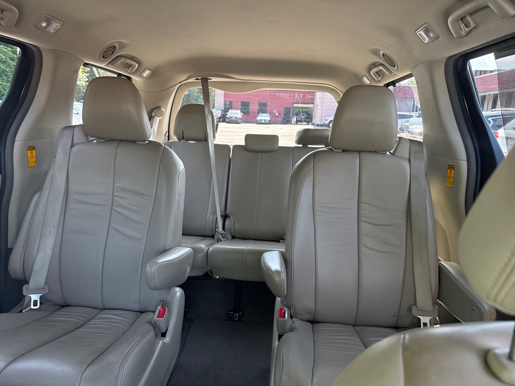 2014 Toyota Sienna Image 28