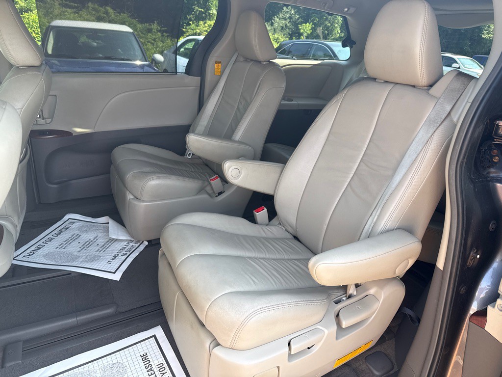 2014 Toyota Sienna Image 29