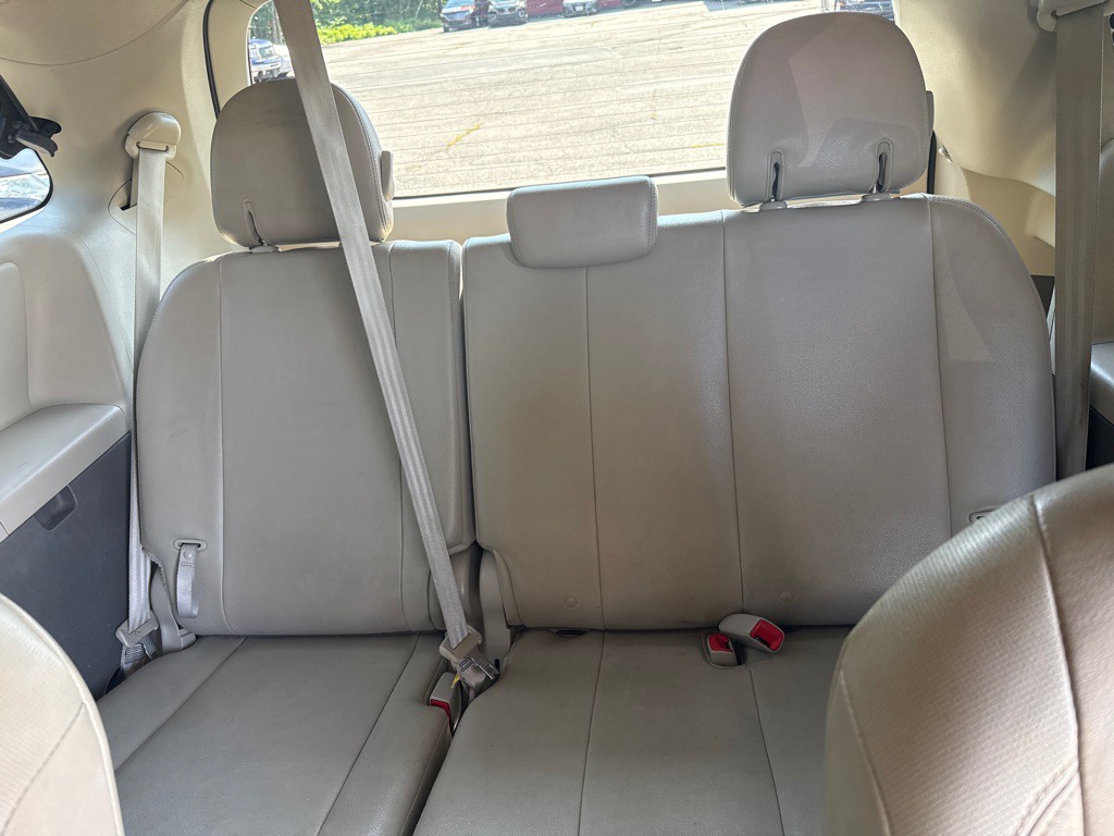 2014 Toyota Sienna Image 32