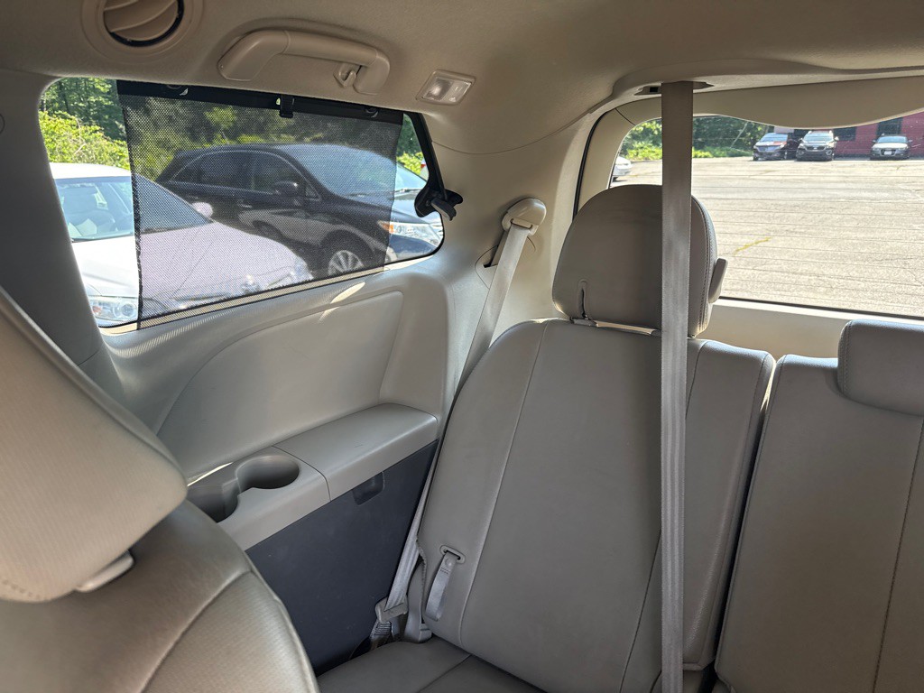 2014 Toyota Sienna Image 33